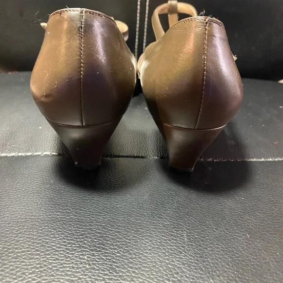 Vintage Salvatore Ferragamo T-Strap Taupe Leather Kitten Heels Size 8 1/2 AA - Picture 4 of 9